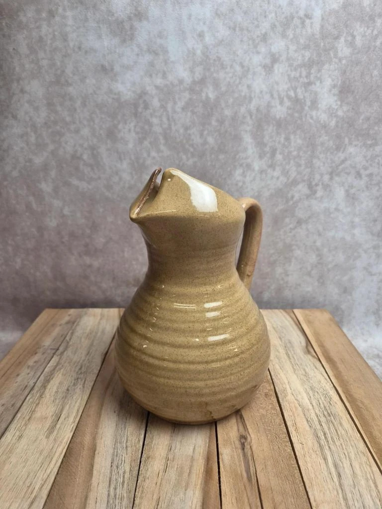 Pichet vintage en grès vernissé beige – forme originale
